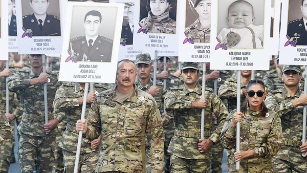 Президент Ильхам Алиев и Первая леди Мехрибан Алиева приняли участие в шествии в Баку в память о погибших в Отечественной войне - Sputnik Азербайджан