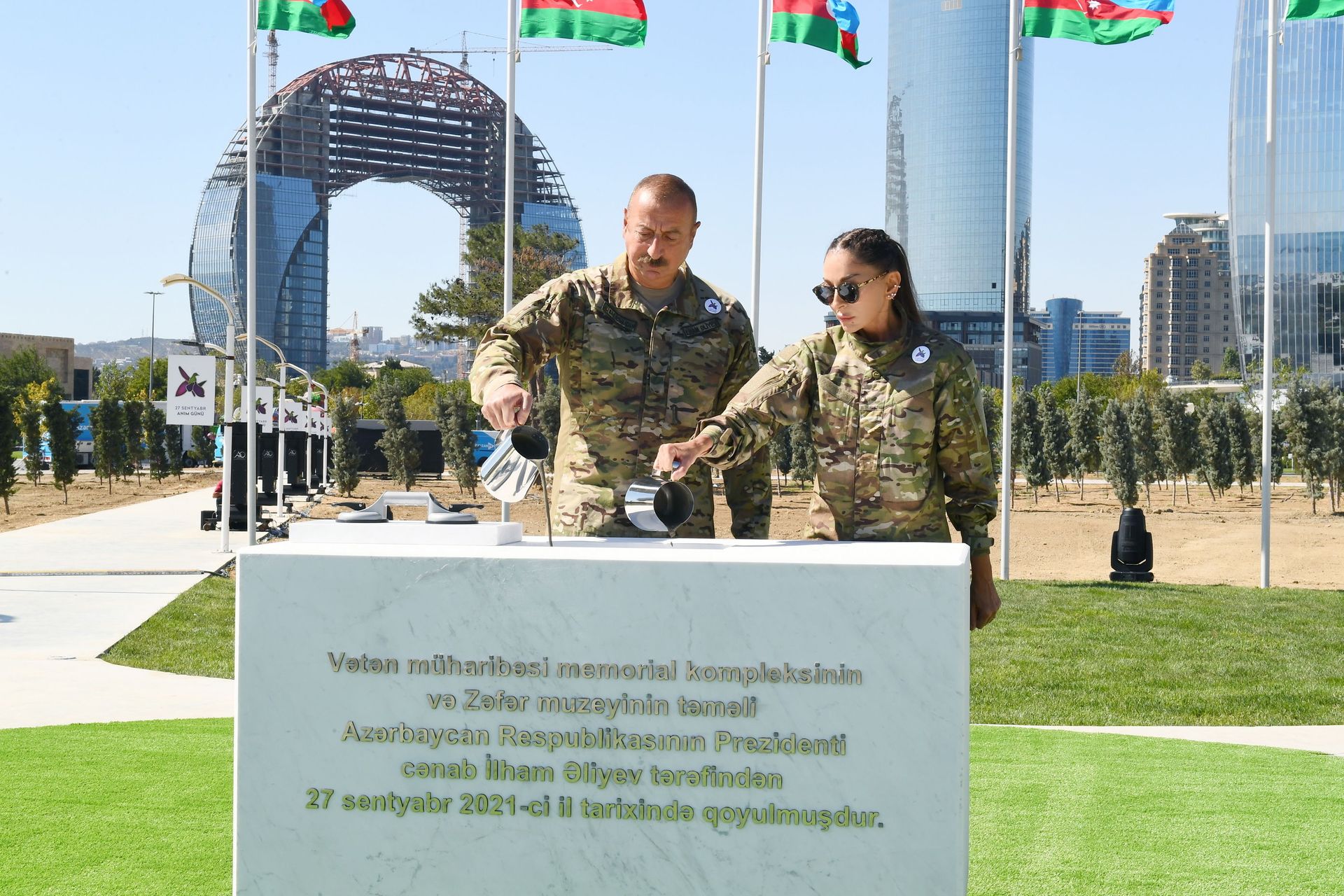 Prezident İlham Əliyev və birinci xanım Mehriban Əliyeva Vətən Müharibəsi Memorial Kompleksinin və Zəfər Muzeyinin təməlqoyma mərasimində - Sputnik Азербайджан, 1920, 01.10.2021