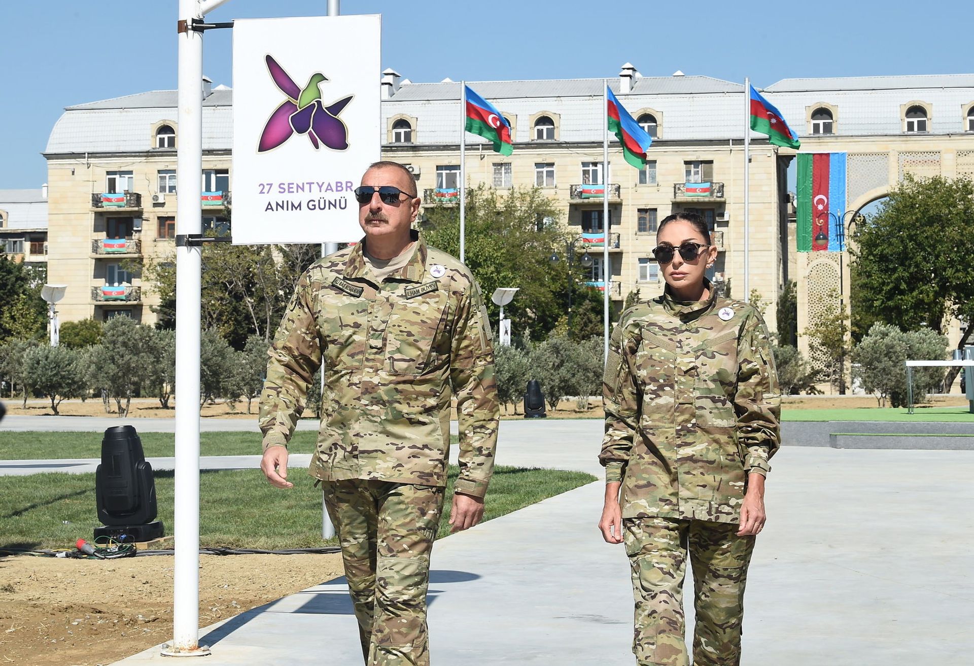 Prezident İlham Əliyev və birinci xanım Mehriban Əliyeva Vətən Müharibəsi Memorial Kompleksinin və Zəfər Muzeyinin təməlqoyma mərasimində - Sputnik Азербайджан, 1920, 01.10.2021