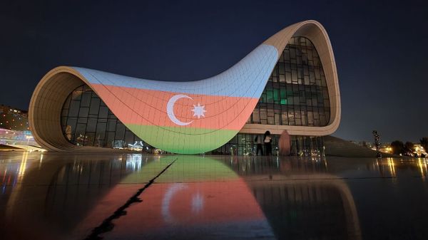 Alov qüllələri üzərində Azərbaycan bayrağının rəngləri proyeksiya olunub - Sputnik Азербайджан