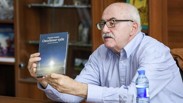 Встреча с писателем Эльдаром Ахадовым в Доме русской книги в Баку - Sputnik Азербайджан