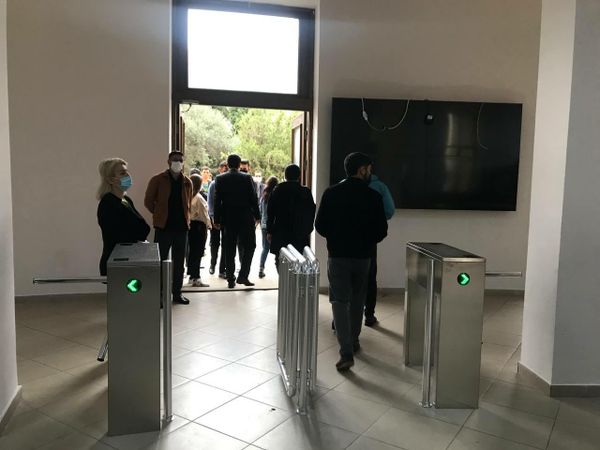 Спустя полтора года перед зданиями вузов, где начались традиционные занятия, наблюдалось большое скопление людей. - Sputnik Азербайджан