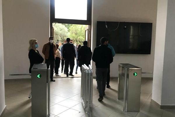 Спустя полтора года перед зданиями вузов, где начались традиционные занятия, наблюдалось большое скопление людей. - Sputnik Азербайджан