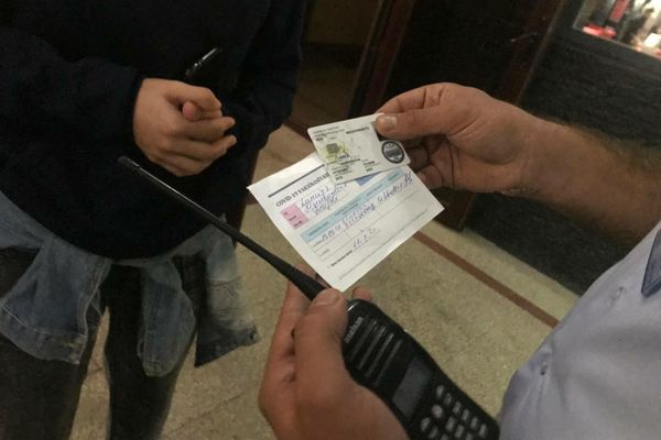С утра на входах в вузы проверялось наличие ковид-паспортов. - Sputnik Азербайджан