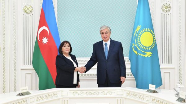 Встреча президента Казахстана Касым-Жомарта Токаева со спикером Милли Меджлиса Азербайджана Сахибой Гафаровой - Sputnik Азербайджан