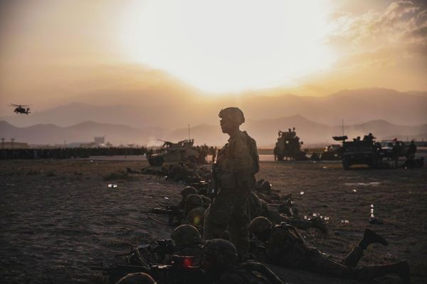 Военнослужащие армии США охраняют стоянку в международном аэропорту имени Хамида Карзая в Кабуле, Афганистан, 16 августа 2021 года - Sputnik Азербайджан