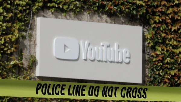 Полицейская лента возле офисного здания YouTube в Сан-Бруно. - Sputnik Азербайджан