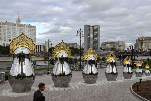 Зеркальные матрешки в золотых кокошниках напротив гостиницы Украина в Москве - Sputnik Азербайджан