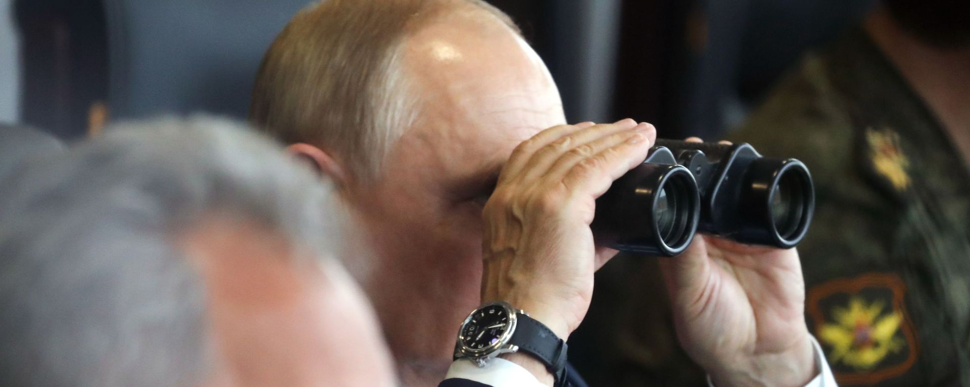 Президент РФ Владимир Путин во время основного этапа учений Запад-2021 на полигоне Мулино в Нижегородской области - Sputnik Азербайджан, 1920, 01.11.2021