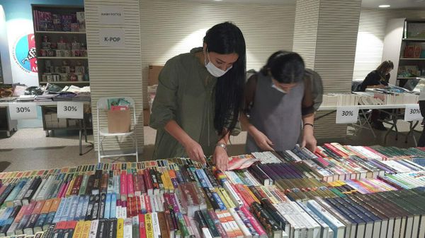 На первой национальной книжной ярмарке-выставке, которая открылась 1 октября в Бакинском Дворце спорта - Sputnik Азербайджан