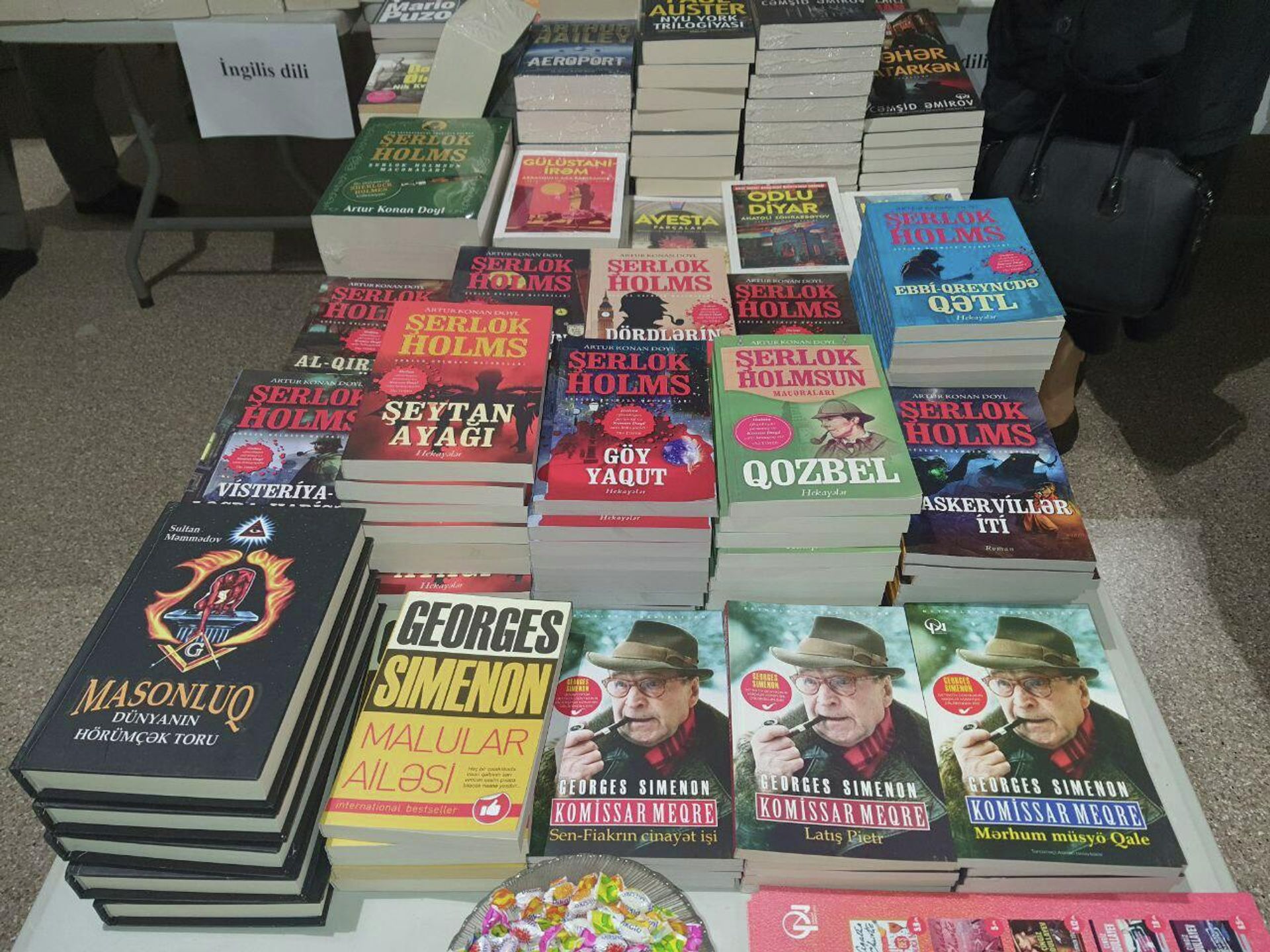На первой национальной книжной ярмарке-выставке, которая открылась 1 октября в Бакинском Дворце спорта - Sputnik Азербайджан, 1920, 01.10.2021