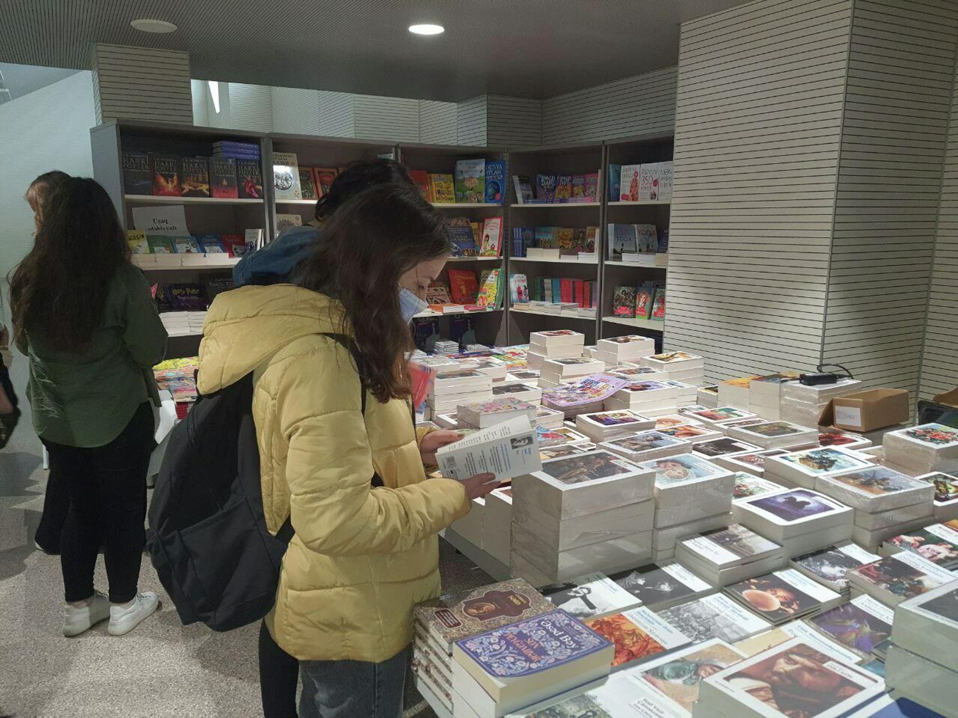 На первой национальной книжной ярмарке-выставке, которая открылась 1 октября в Бакинском Дворце спорта - Sputnik Азербайджан, 1920, 01.10.2021