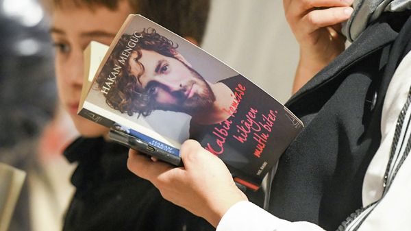 На первой национальной книжной ярмарке-выставке, которая открылась 1 октября в Бакинском Дворце спорта - Sputnik Азербайджан