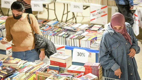 На первой национальной книжной ярмарке-выставке, которая открылась 1 октября в Бакинском Дворце спорта - Sputnik Азербайджан