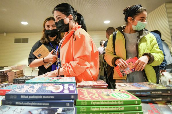 Организатором книжной ярмарки выступил директор издательства Qanun Шахбаз Худуоглу. - Sputnik Азербайджан