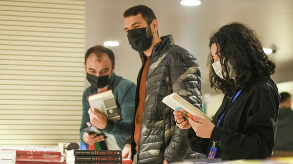 Посетители на книжной ярмарке в Баку, фото из архива - Sputnik Азербайджан