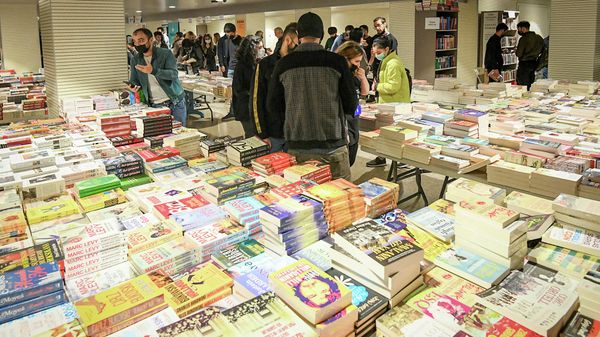 На первой национальной книжной ярмарке-выставке, которая открылась 1 октября в Бакинском Дворце спорта - Sputnik Азербайджан