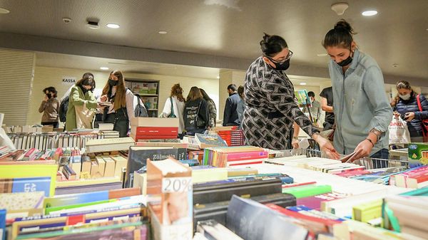 На первой национальной книжной ярмарке-выставке, которая открылась 1 октября в Бакинском Дворце спорта - Sputnik Азербайджан