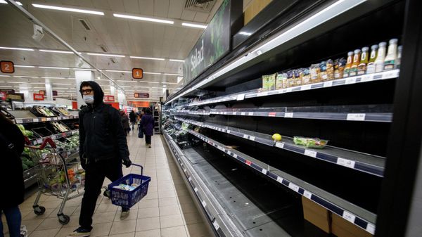 Пустые полки в супермаркете в Лондоне - Sputnik Азербайджан