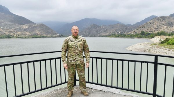 Президент Азербайджанской Республики Ильхам Алиев совершил поездку в Тертерский и Бардинский районы. - Sputnik Азербайджан