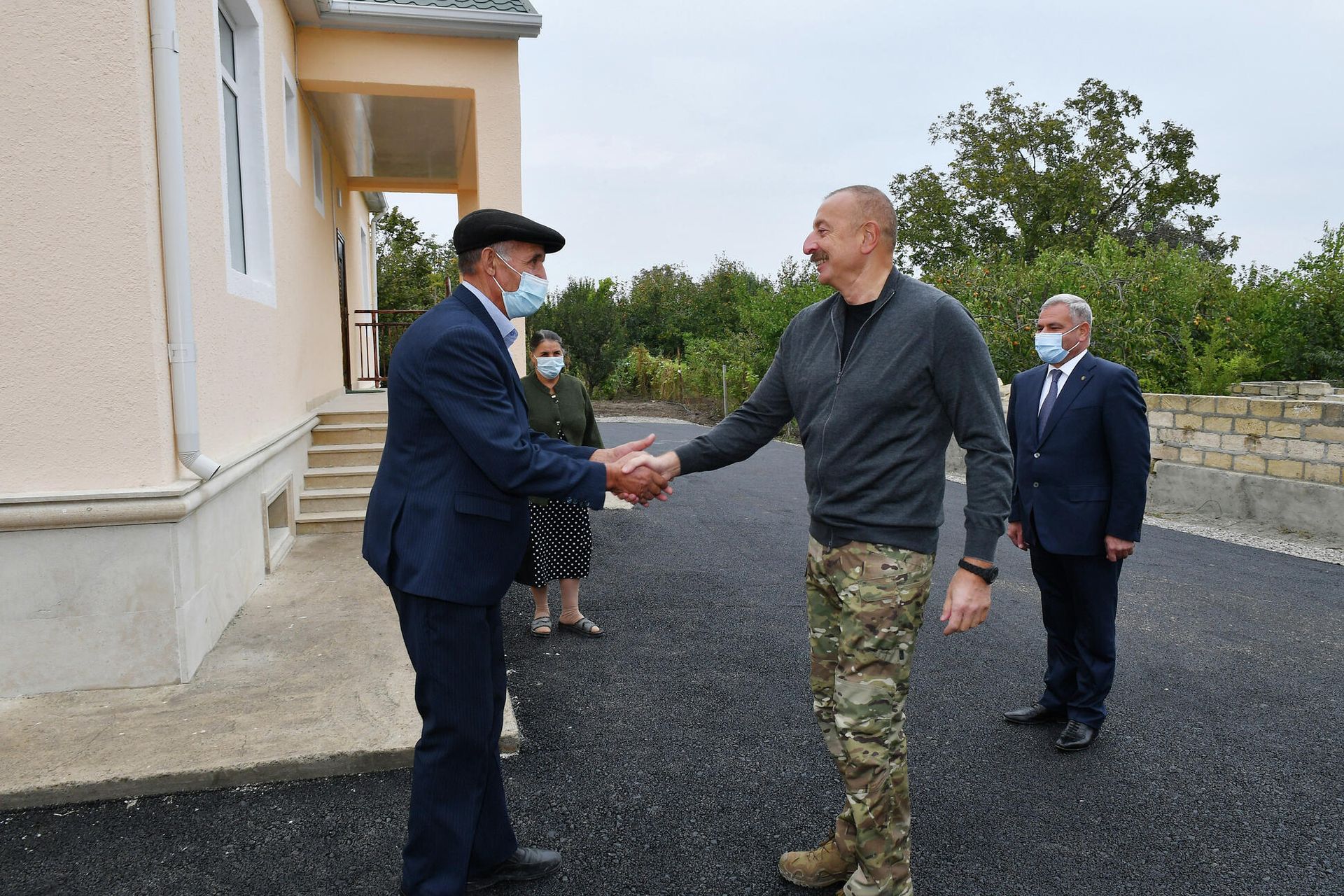 Президент Азербайджанской Республики Ильхам Алиев совершил поездку в Тертерский и Бардинский районы. - Sputnik Азербайджан, 1920, 03.10.2021