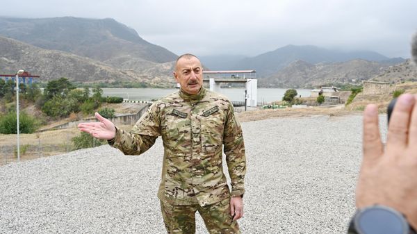Президент Азербайджана Ильхам Алиев на церемонии поднятия флага Азербайджанской Республики в поселке Суговушан Тертерского района - Sputnik Азербайджан