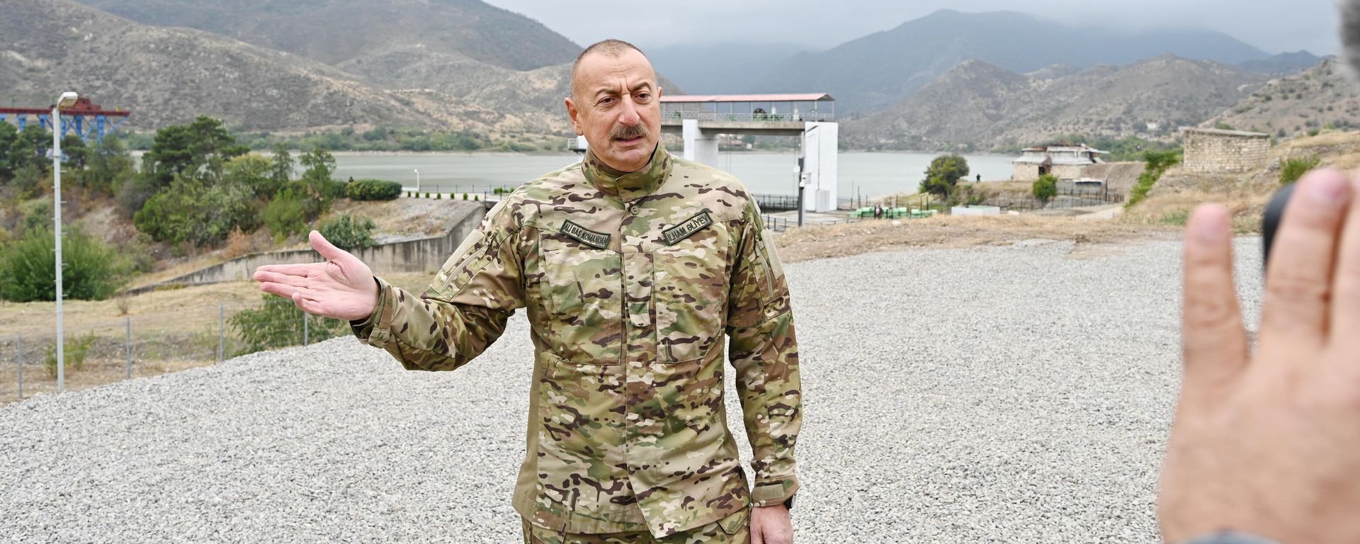 Президент Азербайджана Ильхам Алиев на церемонии поднятия флага Азербайджанской Республики в поселке Суговушан Тертерского района - Sputnik Азербайджан, 1920, 04.10.2021