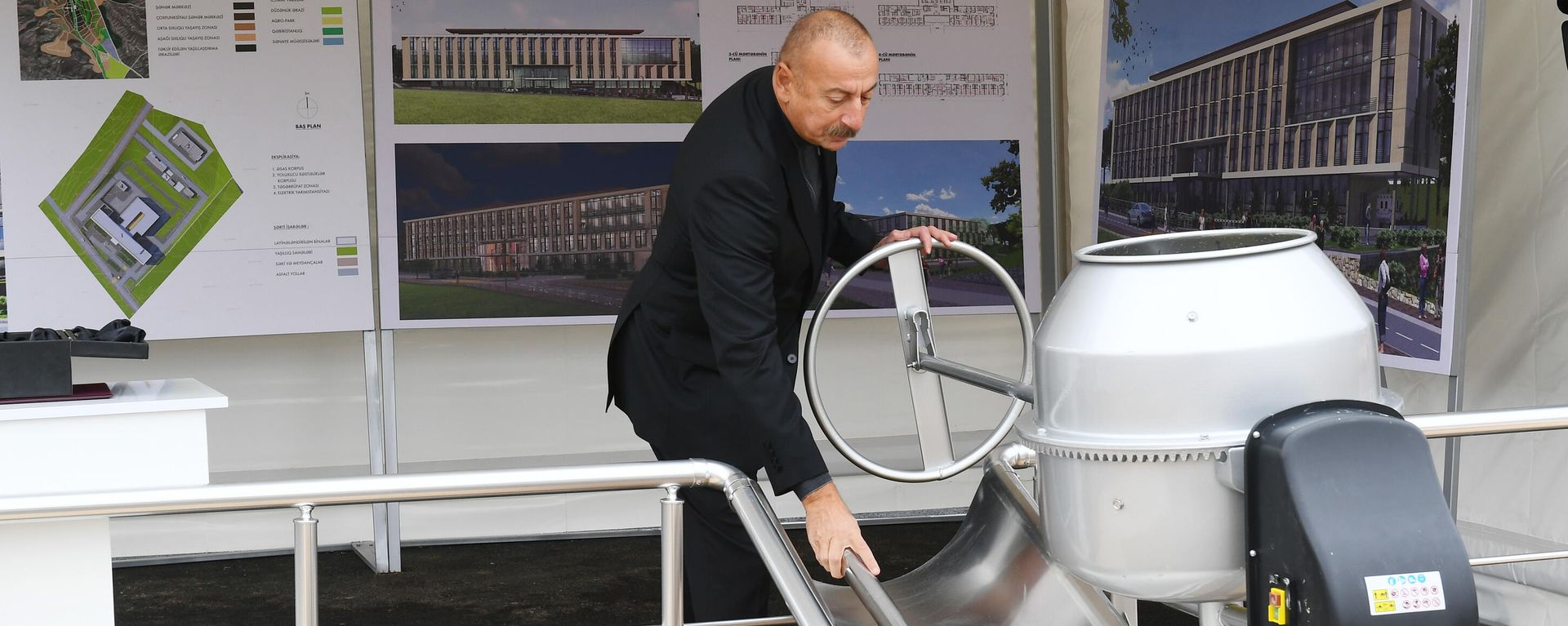 Президент Азербайджана Ильхам Алиев в Джебраильском районе  - Sputnik Азербайджан, 1920, 04.10.2021