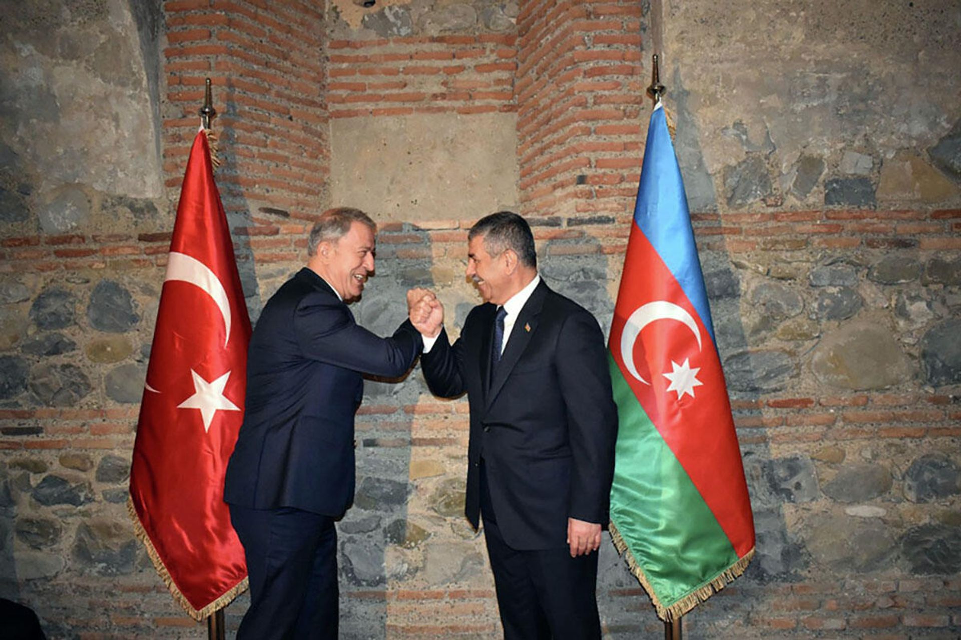 Azərbaycan Müdafiə naziri Zakir Həsənov və Türkiyə Respublikasının Milli Müdafiə naziri Hulusi Akar görüş zamanı - Sputnik Азербайджан, 1920, 05.10.2021