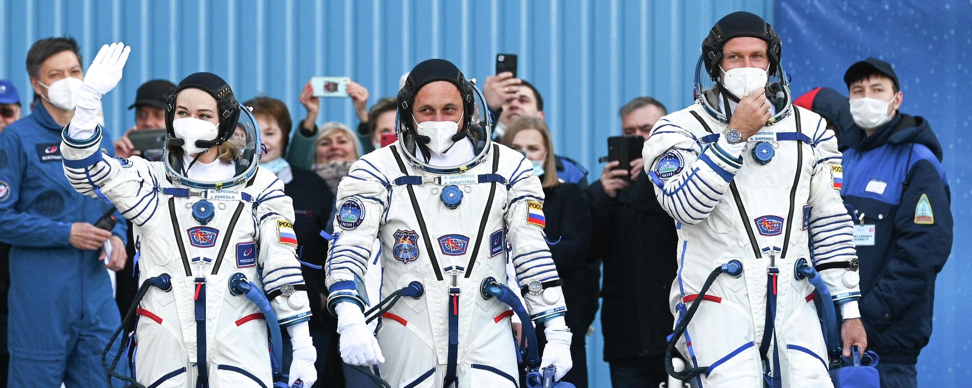 Члены основного экипажа 66-й экспедиции на Международную космическую станцию актриса Юлия Пересильд, космонавт Антон Шкаплеров и режиссер Клим Шипенко перед стартом космического корабля Союз МС-19 на космодроме Байконур - Sputnik Азербайджан, 1920, 05.10.2021