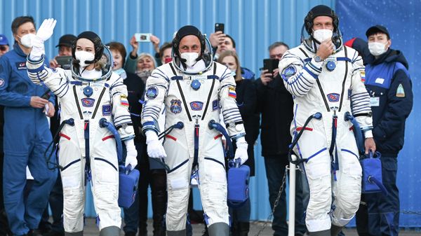 Члены основного экипажа 66-й экспедиции на Международную космическую станцию актриса Юлия Пересильд, космонавт Антон Шкаплеров и режиссер Клим Шипенко перед стартом космического корабля Союз МС-19 на космодроме Байконур - Sputnik Азербайджан