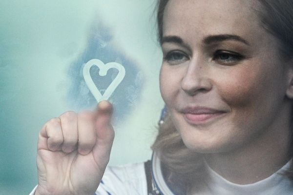 Член основного экипажа 66-й экспедиции на Международную космическую станцию актриса Юлия Пересильд перед стартом космического корабля "Союз МС-19" на космодроме Байконур.  - Sputnik Азербайджан
