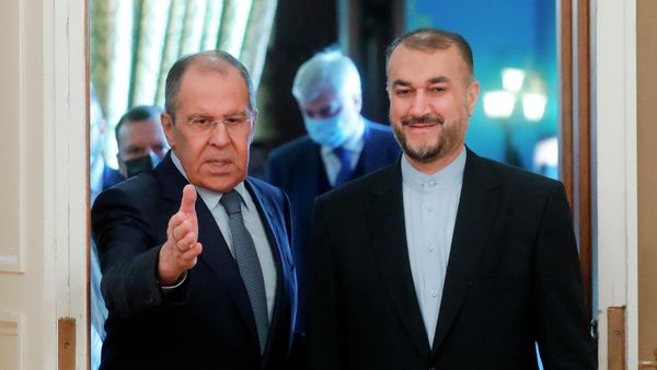 Министр иностранных дел РФ Сергей Лавров (слева) и министр иностранных дел Ирана Хосейн Амир Абдоллахиян во время встречи в Москве - Sputnik Азербайджан