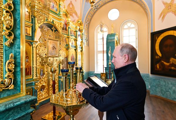 31 июля 2021. Президент РФ Владимир Путин во время посещения Коневского Рождество-Богородичного мужского монастыря на острове Коневец в Ладожском озере. - Sputnik Азербайджан