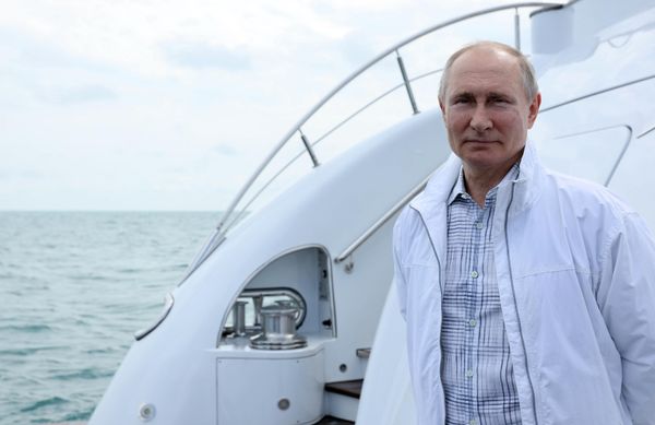 29 мая 2021. Президент РФ Владимир Путин во время совместной с президентом Белоруссии Александром Лукашенко морской прогулки. - Sputnik Азербайджан