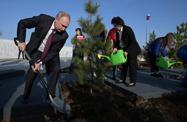 12 апреля 2021. Президент РФ Владимир Путин принимает участие в высадке кедров на Аллее космонавтов во время посещения в День космонавтики музейного комплекса "Парк покорителей космоса" на месте приземления Ю. А. Гагарина в Саратовской области.  - Sputnik Азербайджан