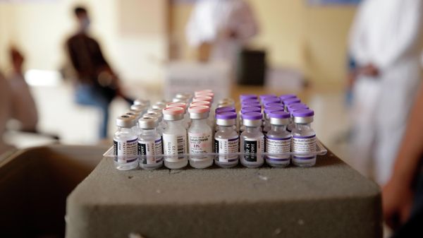 Флаконы с вакциной Pfizer против COVID-19 - Sputnik Азербайджан