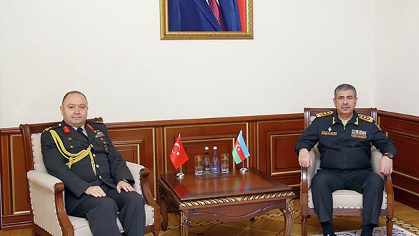 Встреча министра обороны АР Закира Гасанова с новым военным атташе Турции в Азербайджане Закарией Ялчином - Sputnik Азербайджан