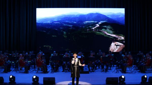 Композиция Bakıdan Qarabağa (Из Баку в Карабах) для участников Отечественной войны и членов семей шехидов на сцене Дворца Гейдара Алиева  - Sputnik Азербайджан