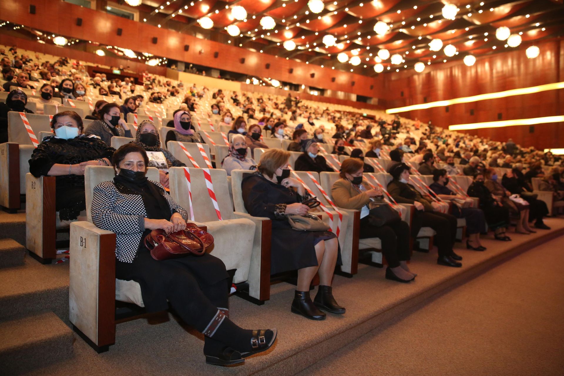 Композиция Bakıdan Qarabağa (Из Баку в Карабах) для участников Отечественной войны и членов семей шехидов на сцене Дворца Гейдара Алиева  - Sputnik Азербайджан, 1920, 08.10.2021