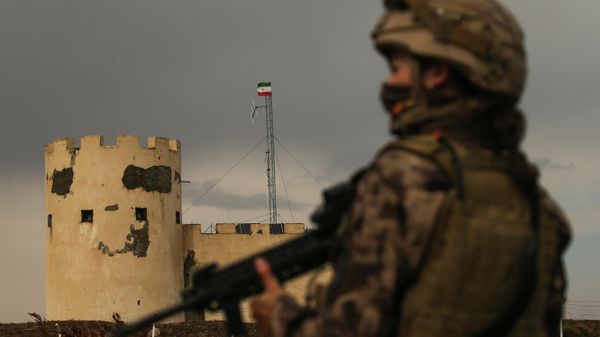 Турецкий солдат стоит на военном посту в провинции Ван на турецко-иранской границе (21 августа 2021). Турция - Sputnik Азербайджан