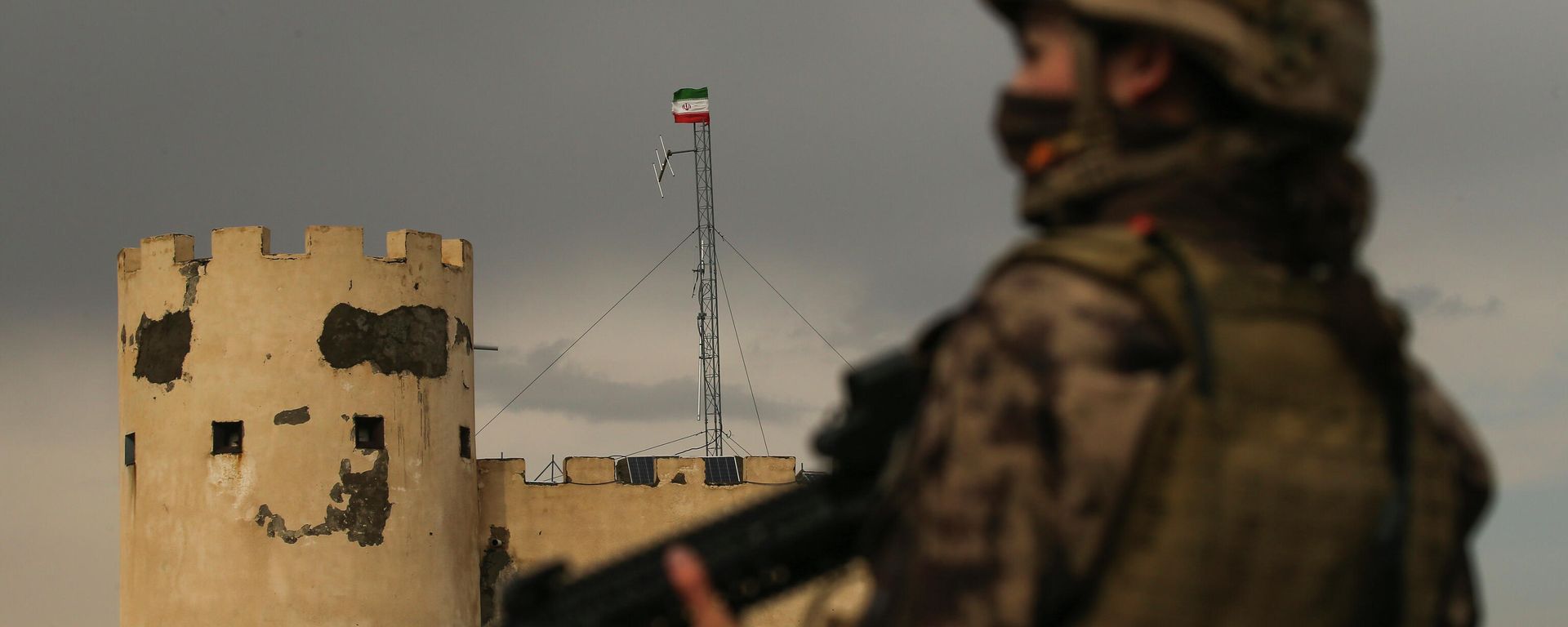 Турецкий солдат стоит на военном посту в провинции Ван на турецко-иранской границе (21 августа 2021). Турция - Sputnik Азербайджан, 1920, 10.04.2025