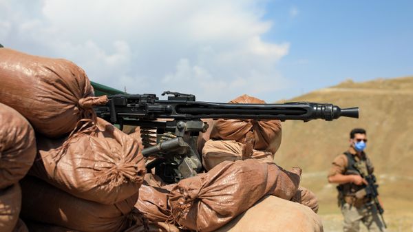 Турецкий солдат стоит на военном посту в провинции Ван на турецко-иранской границе (21 августа 2021). Турция - Sputnik Азербайджан