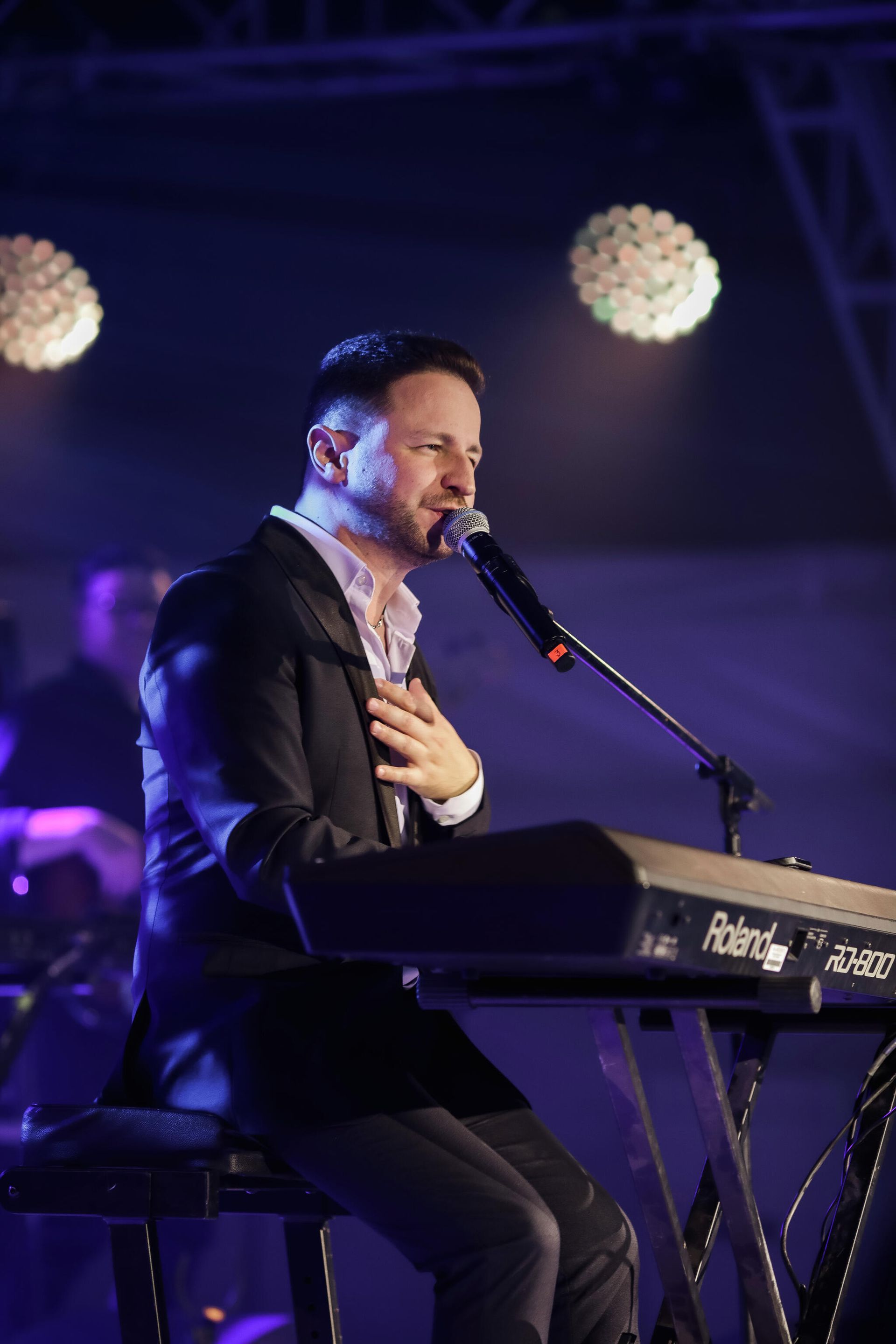Певец Брендон Стоуна во время выступления на концерте на территории Sea Breeze Event Hall - Sputnik Азербайджан, 1920, 10.10.2021