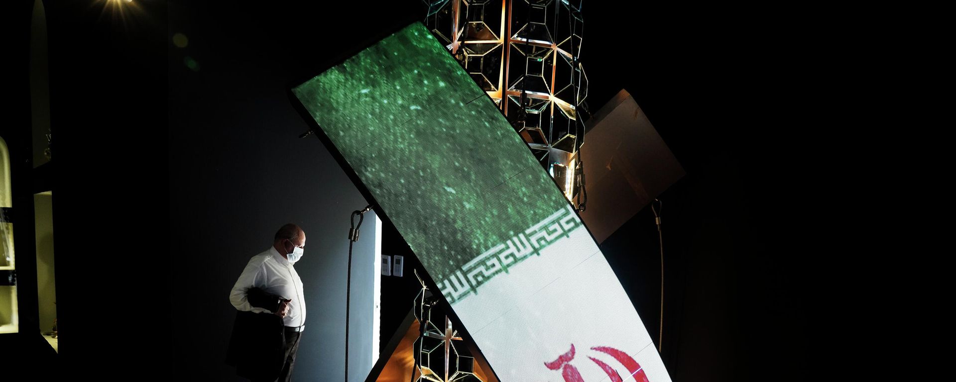 Мужчина стоит в незавершенной части павильона Ирана на выставке Expo 2020 в Дубае - Sputnik Азербайджан, 1920, 08.01.2025