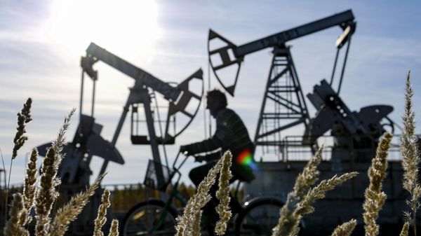 Нефтяные качалки неподалеку от Ямашинского сельского поселения Альметьевском районе Республики Татарстан - Sputnik Азербайджан