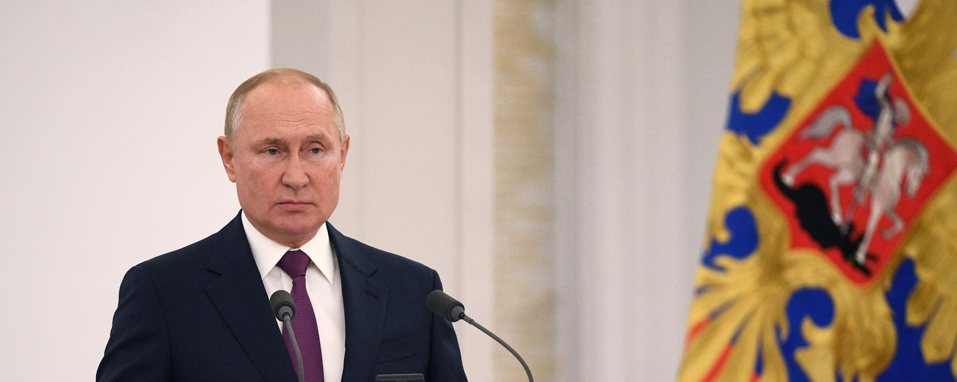  Президент РФ Владимир Путин на встрече с депутатами Государственной Думы РФ восьмого созыва. - Sputnik Азербайджан, 1920, 13.10.2021