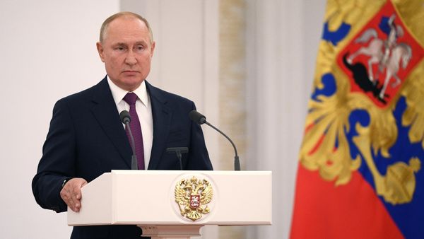  Президент РФ Владимир Путин на встрече с депутатами Государственной Думы РФ восьмого созыва. - Sputnik Азербайджан