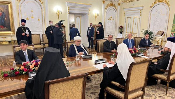 Патриарх Московский и всея Руси Кирилл и председатель управления мусульман Кавказа (УМК) шейх уль-исламом Аллахшукюр Пашазаде во время встречи в Москве - Sputnik Азербайджан