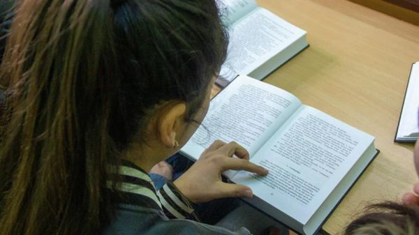 Девушка за чтением книги на армянском языке - Sputnik Азербайджан